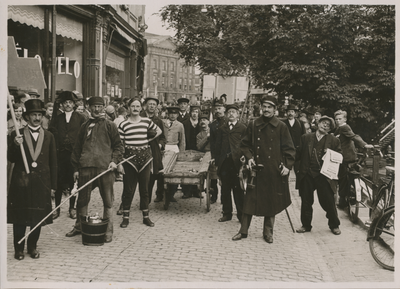 879325 Groepsportret van 'Verdwenen Utrechtsche Typen', deelnemers aan de feestelijke optocht, georganiseerd in het ...